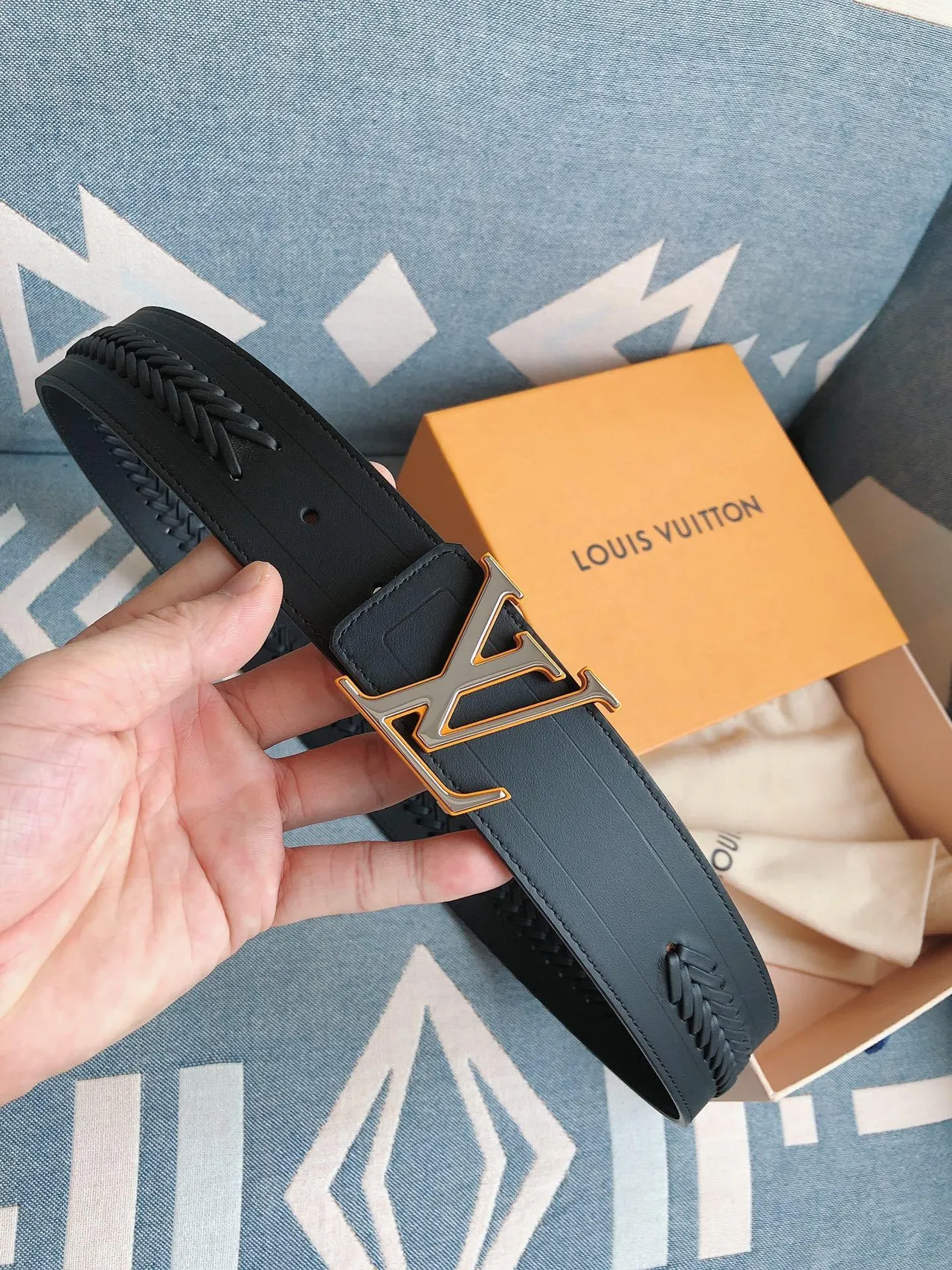 Louis Vuitton কালো গোল্ড ব্রেডেড স্ট্র্যাপ oversized LV Monogram বাকেল লেদার বেল্ট 8