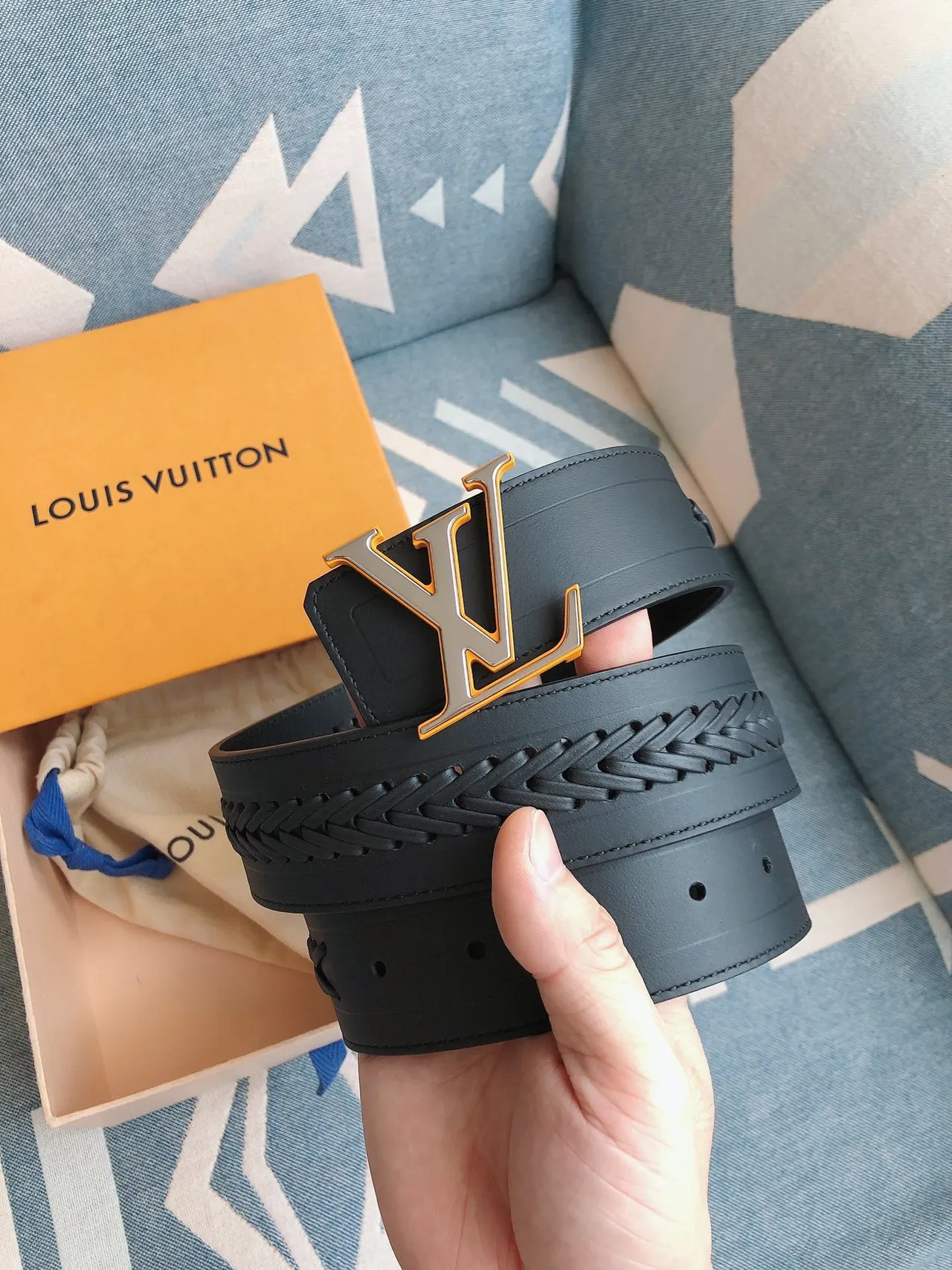 Louis Vuitton কালো গোল্ড ব্রেডেড স্ট্র্যাপ oversized LV Monogram বাকেল লেদার বেল্ট 9