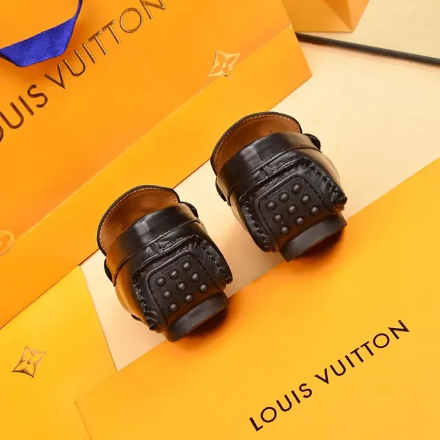 Louis Vuitton mocassins cuir noir et doré avec boucle cheval 2