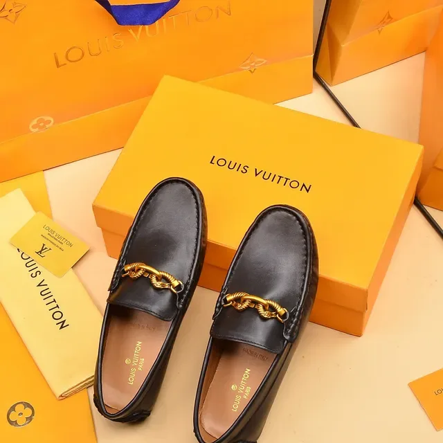 Louis Vuitton mocassins cuir noir et doré avec boucle cheval 3