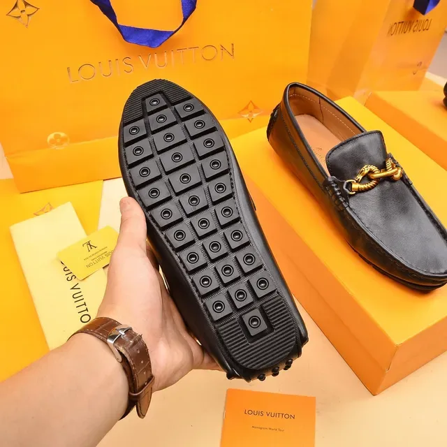 Louis Vuitton mocassins cuir noir et doré avec boucle cheval 4