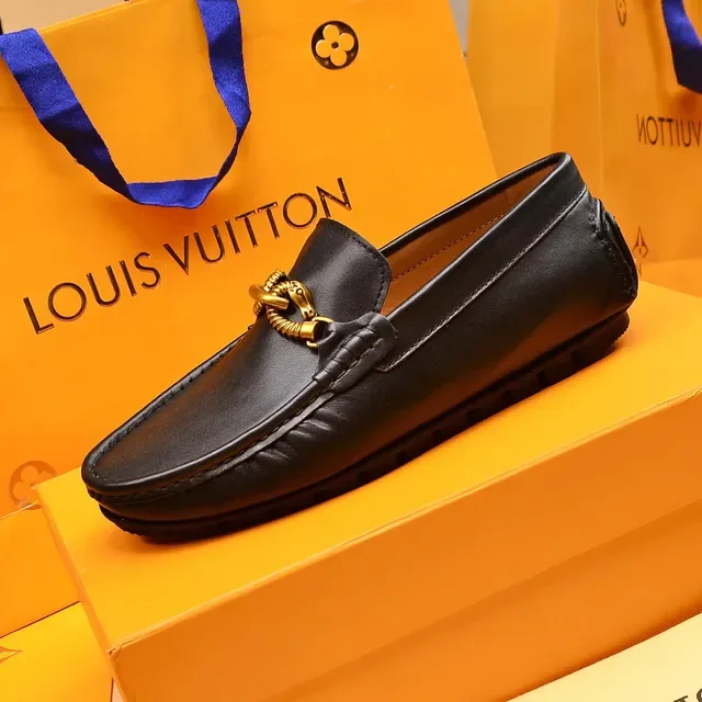 Louis Vuitton mocassins cuir noir et doré avec boucle cheval 5