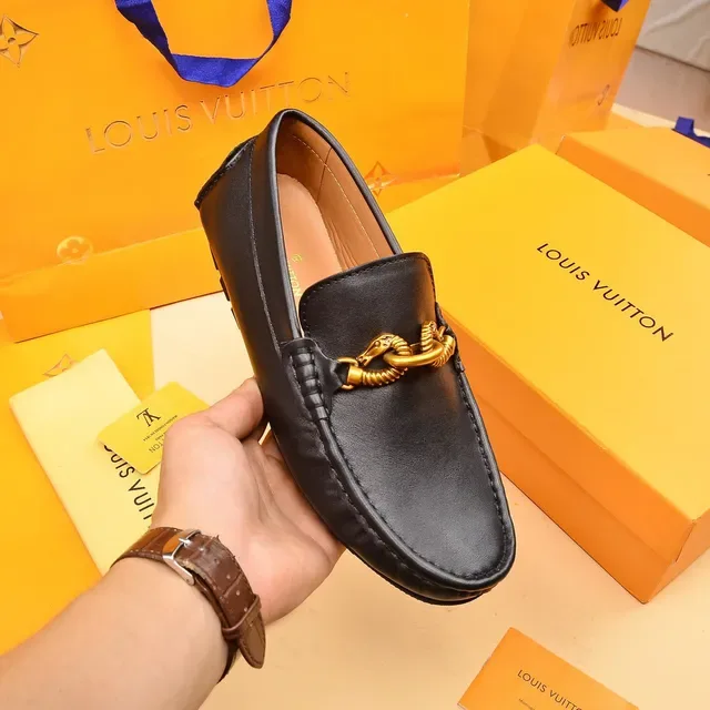 Louis Vuitton mocassins cuir noir et doré avec boucle cheval 6