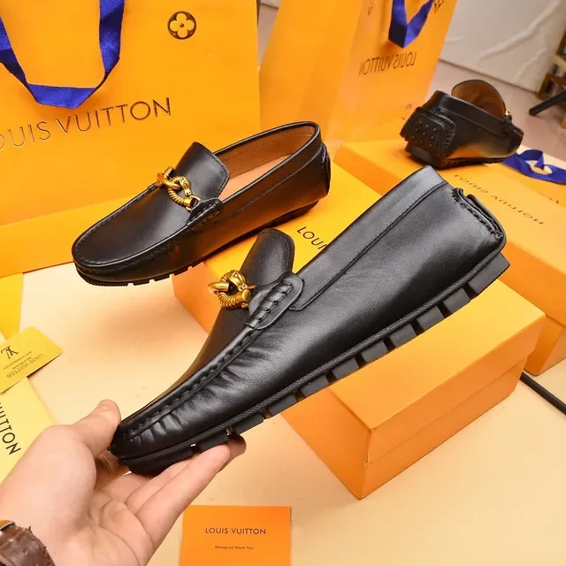 Louis Vuitton mocassins cuir noir et doré avec boucle cheval 7