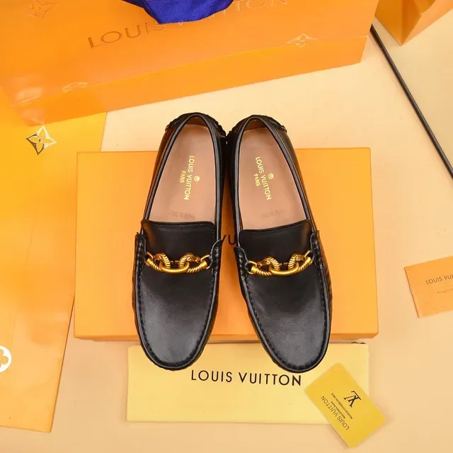 Louis Vuitton mocassins cuir noir et doré avec boucle cheval 9
