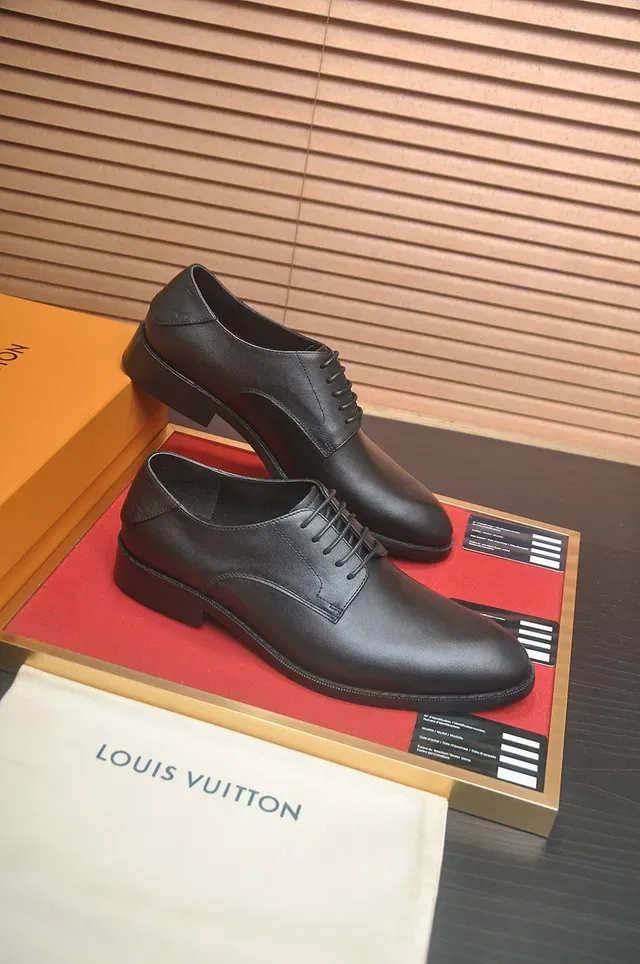 Louis Vuitton Zapatos Oxford de Cuero Negro con Cap Toe 4