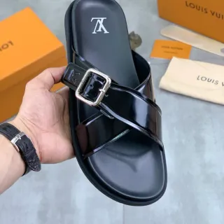 Sandales Louis Vuitton cuir patenté noir sangle à boucle casual
