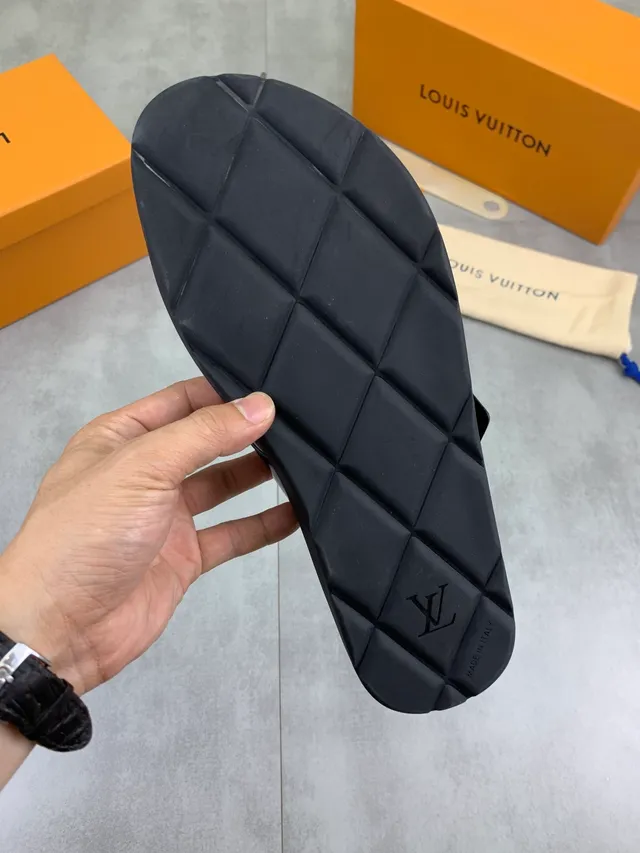 Sandales Louis Vuitton cuir patenté noir sangle à boucle casual 2