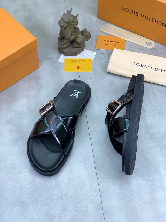 Sandales Louis Vuitton cuir patenté noir sangle à boucle casual 4
