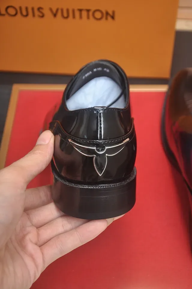 Louis Vuitton Sapatos Oxford de Couro Patentado Preto com Ponta de Tapa 2