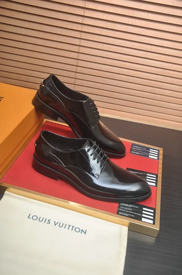 Louis Vuitton Sapatos Oxford de Couro Patentado Preto com Ponta de Tapa 4