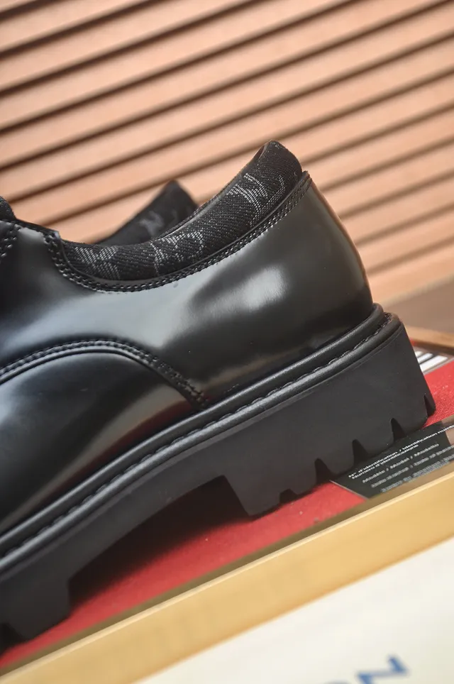 Louis Vuitton Sapatos Oxford de couro preto polido com bico cap 2