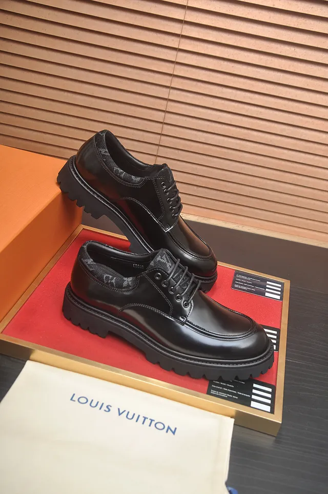 Louis Vuitton Sapatos Oxford de couro preto polido com bico cap 4