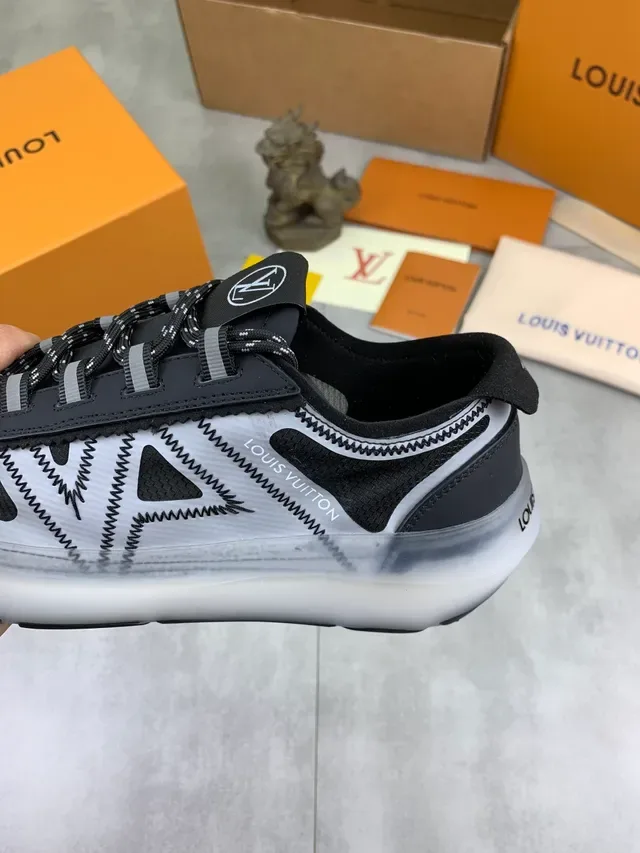Louis Vuitton কালো সাদা জ্যামিতিক সেলাই প্যানেল মেশ এবং সিন্থেটিক ওভারলে লাইফস্টাইল স্নিকার্স 4