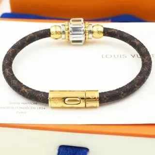 سوار Louis Vuitton جلد معقود مطبوع ذهبي اللون كريستال