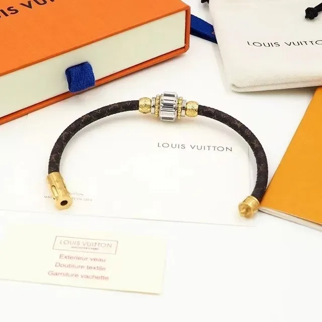 Bracelet Louis Vuitton cuir monogramme tressé avec cristaux dorés 6
