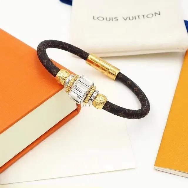 Bracelet Louis Vuitton cuir monogramme tressé avec cristaux dorés 7