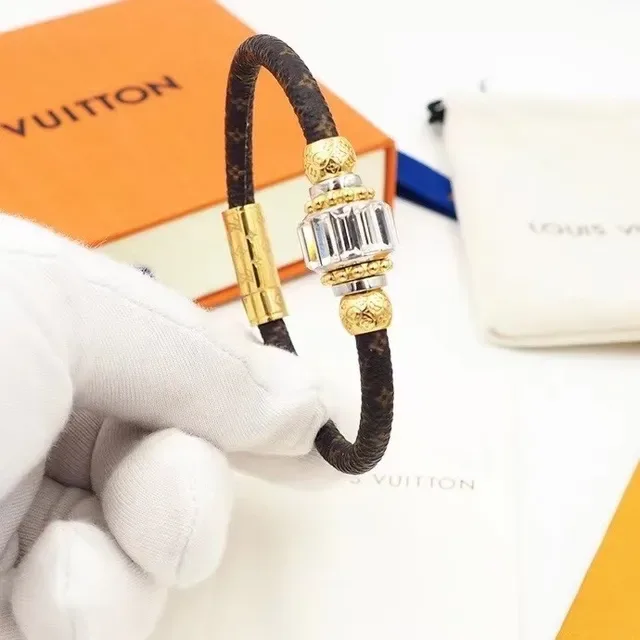 Bracelet Louis Vuitton cuir monogramme tressé avec cristaux dorés 8