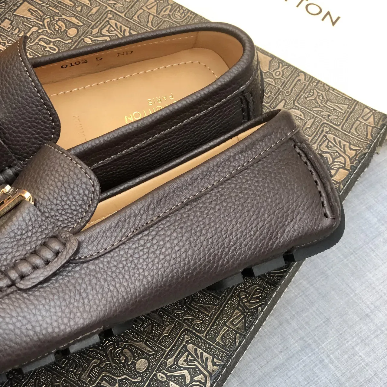 Louis Vuitton Buckle Loafer Marron Cuir Pebbled Homme 3