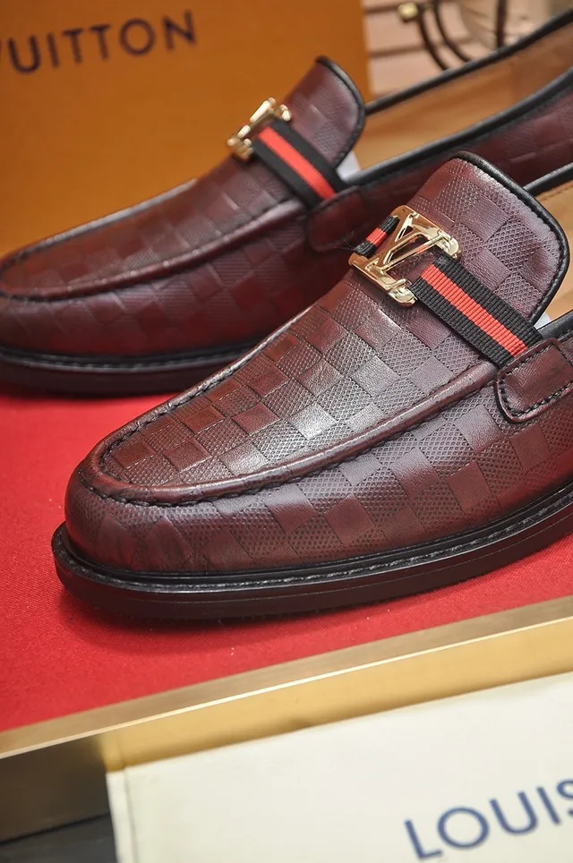Louis Vuitton Borgonha Preto Couro trançado LV Twist-Lock Buckle Mocassim 3