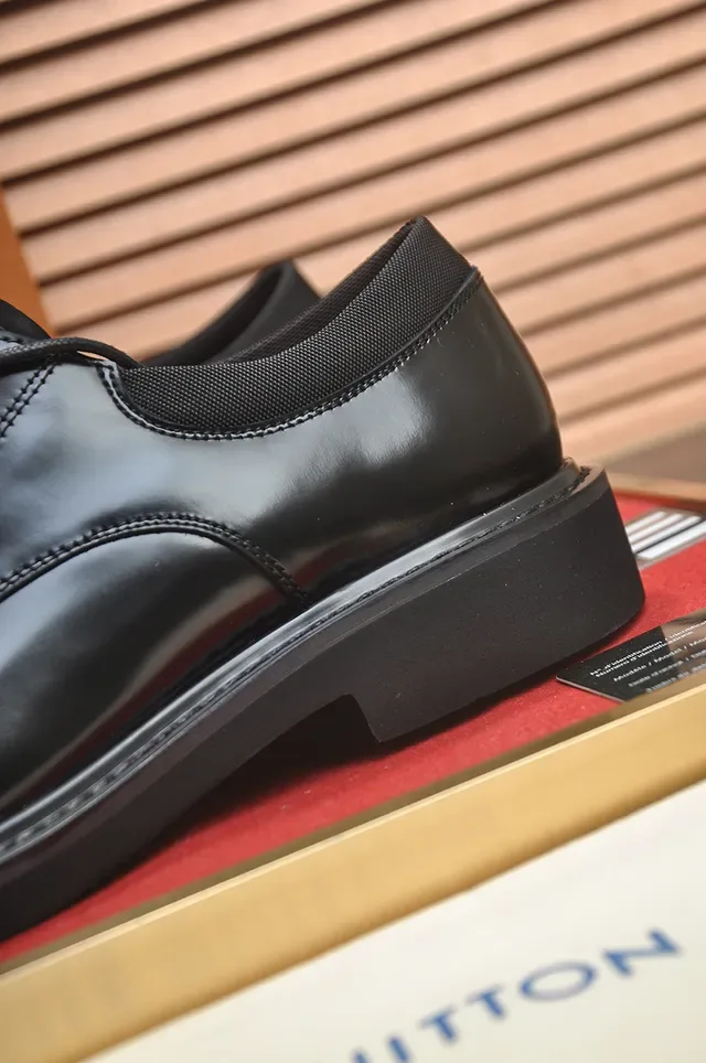 Louis Vuitton Oxford cuir noir poli à cap-toe 2
