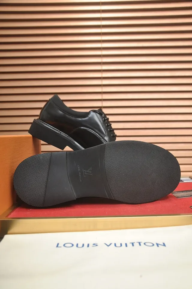 Louis Vuitton Oxford cuir noir poli à cap-toe 3
