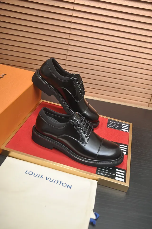 Louis Vuitton Oxford cuir noir poli à cap-toe 4