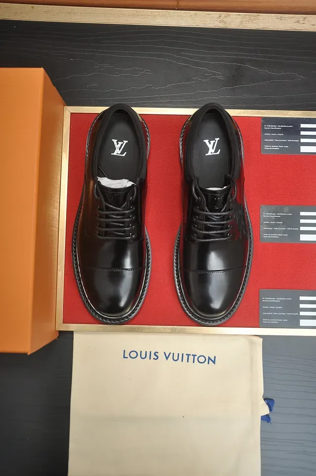 Louis Vuitton Oxford cuir noir poli à cap-toe 5
