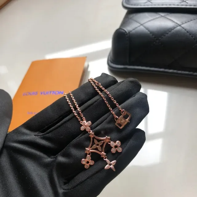 Louis Vuitton Dentelle de Diamants Rose Gold Diamond Pendant Necklace 6