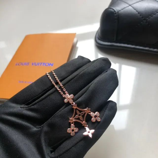 Louis Vuitton Dentelle de Diamants Rose Gold Diamond Pendant Necklace 7