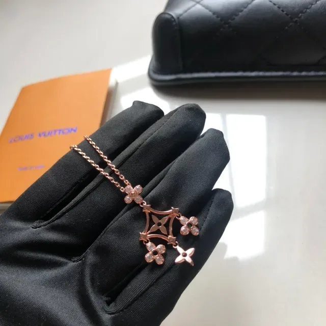 Louis Vuitton Dentelle de Diamants Rose Gold Diamond Pendant Necklace 8