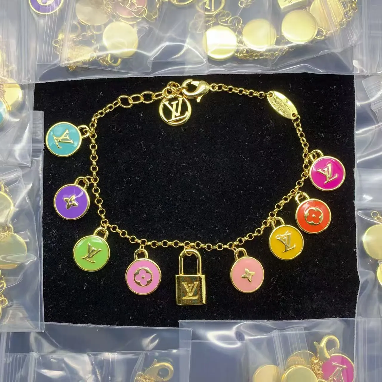 Bracelet Louis Vuitton chaîne dorée multicolore émaillé charms 1