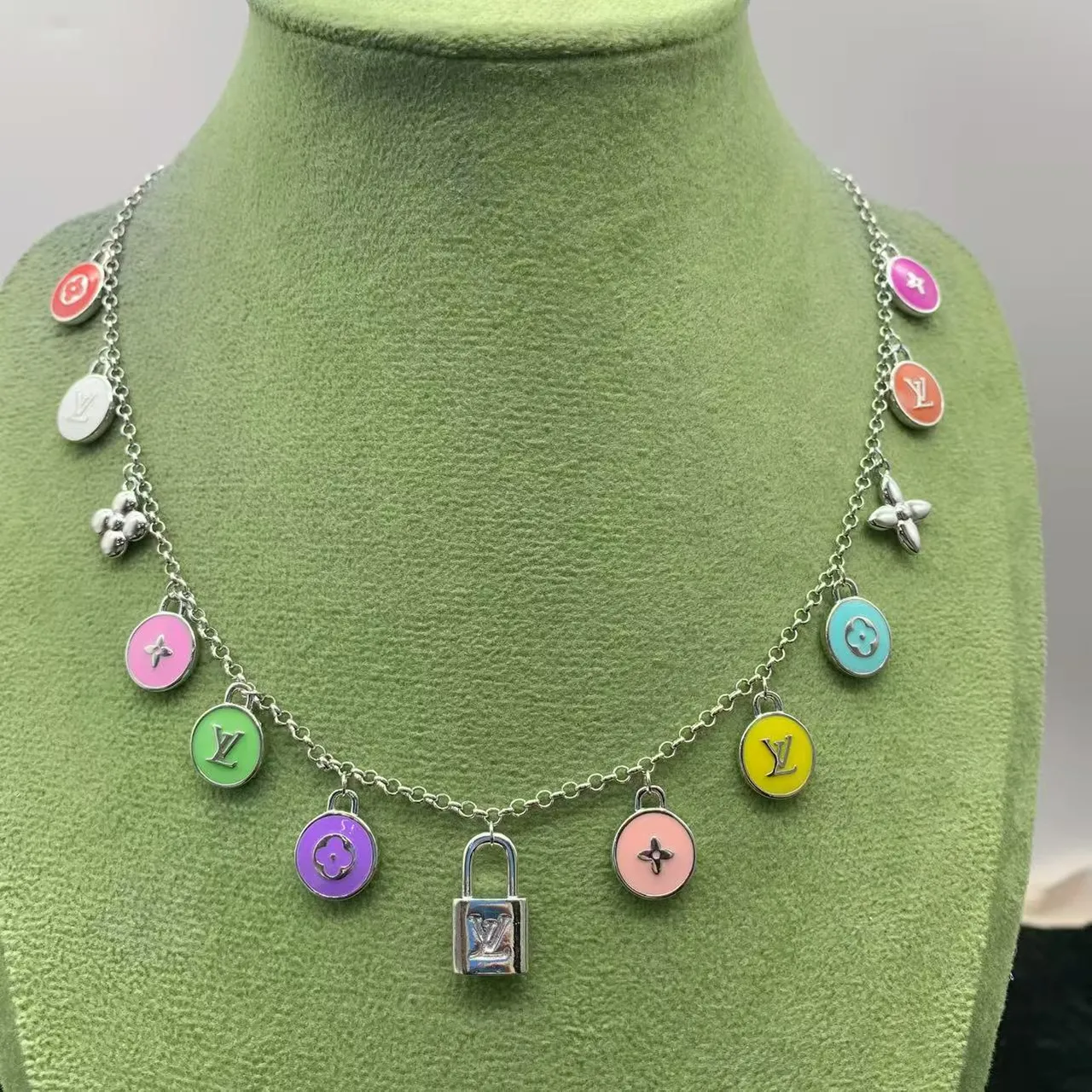 Bracelet Louis Vuitton chaîne dorée multicolore émaillé charms 2