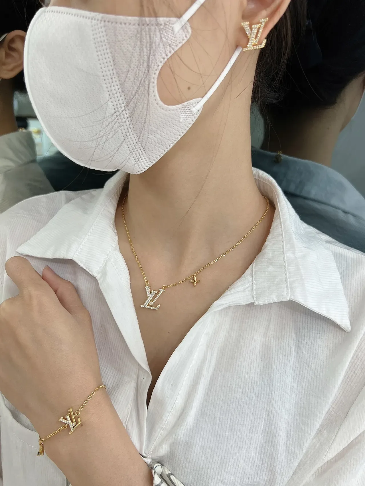 Louis Vuitton Gold Transparent Chain Crystal-Pavé LV Monogram Necklace 6