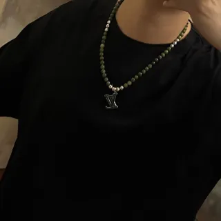 Louis Vuitton Collier avec Pendentif Monogram perlé Vert
