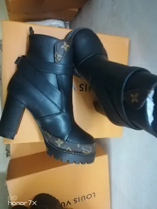 Louis Vuitton Le Cagole Bottines à la cheville en cuir noir et toile Monogram 2