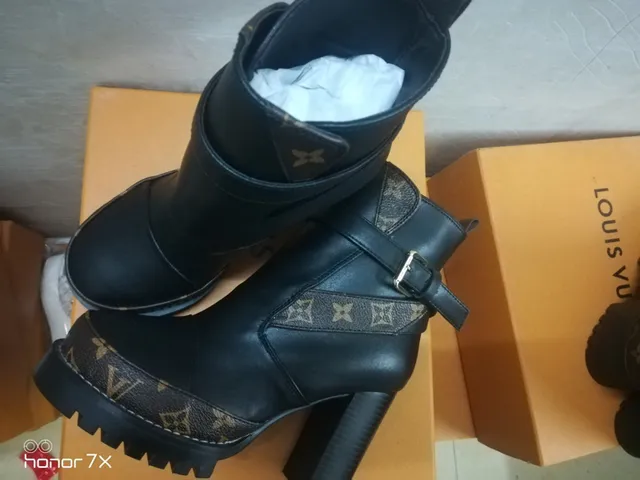 Louis Vuitton Le Cagole Bottines à la cheville en cuir noir et toile Monogram 5