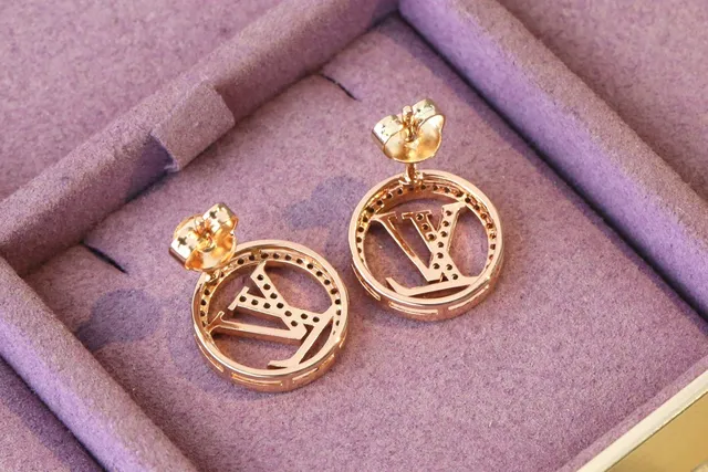 Louis Vuitton LV Pendientes circulares Pavé Stud 4