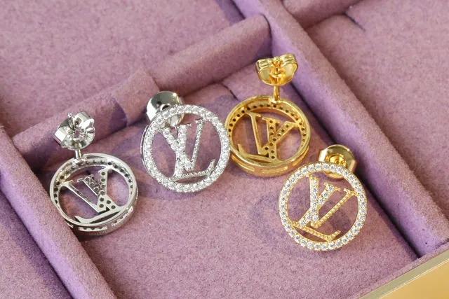 Louis Vuitton LV Pendientes circulares Pavé Stud 5