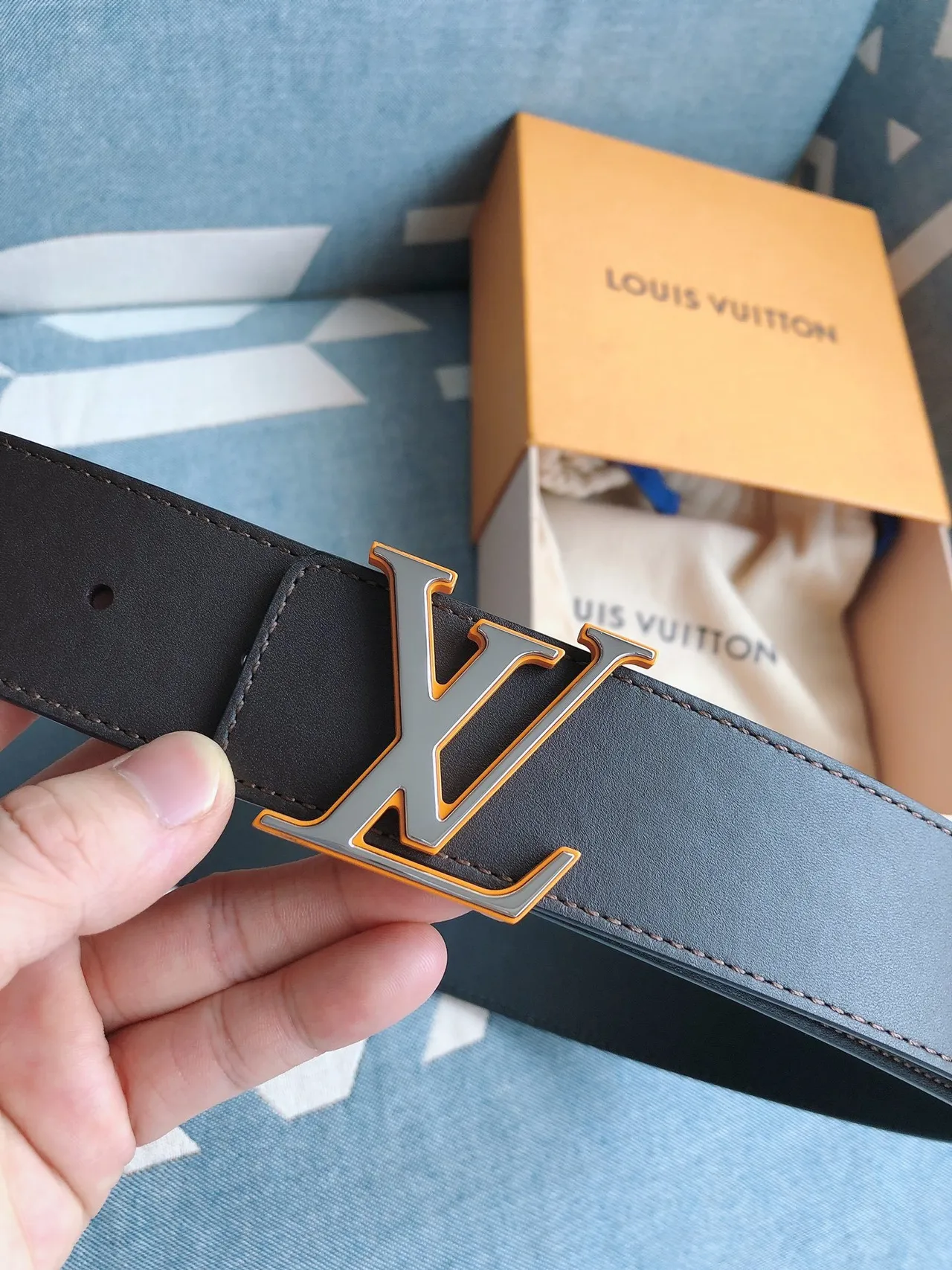 Louis Vuitton LV Initiales भूरी चमड़ी की बेल्ट 7