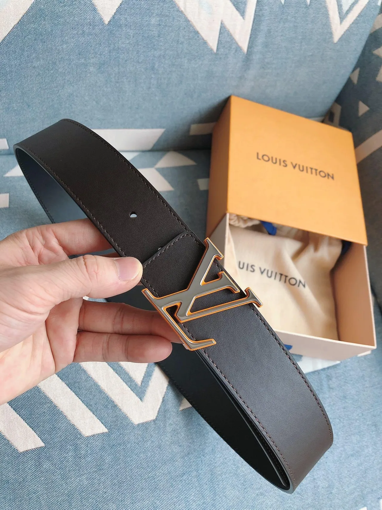 Louis Vuitton LV Initiales भूरी चमड़ी की बेल्ट 8