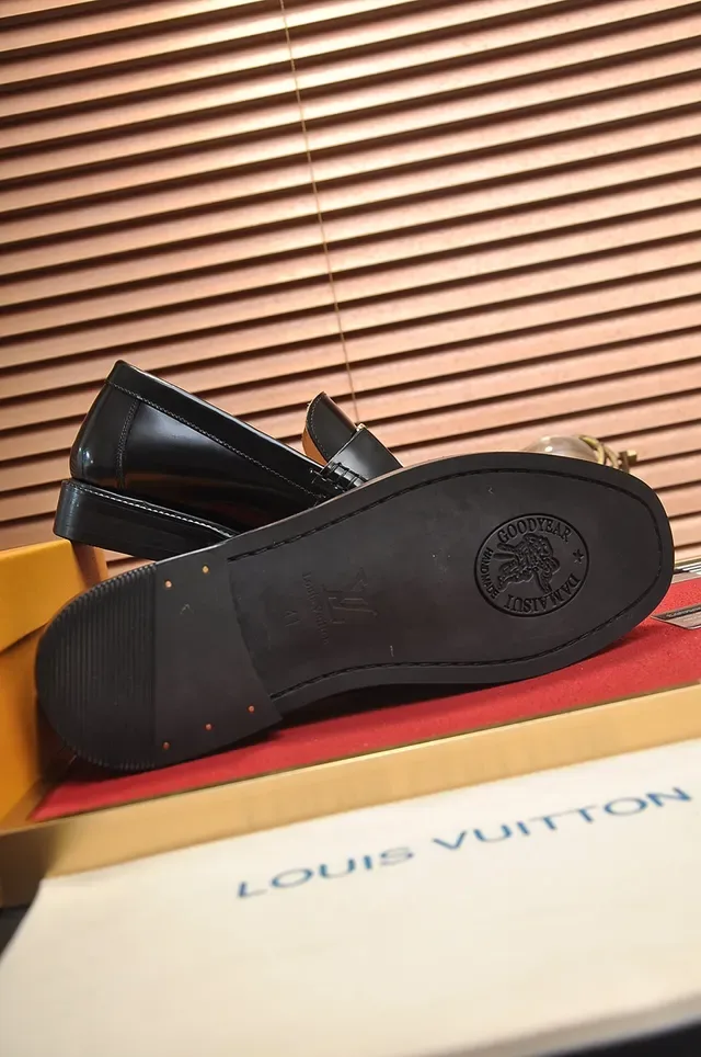 Louis Vuitton LV Mocassins Cuir Verni Noir 3