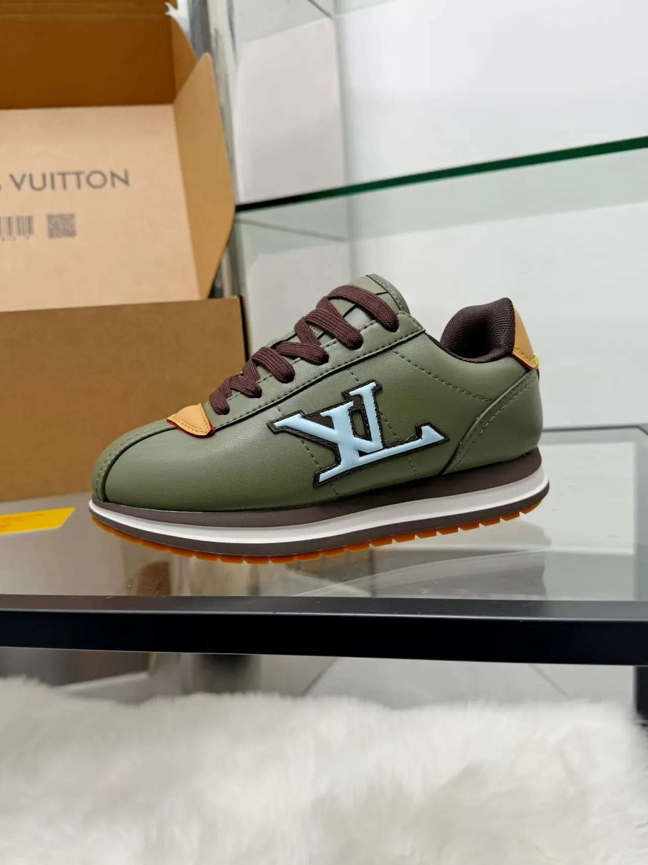 Louis Vuitton LV Trainer Vert Armée Marron Cuir Supérieur Monogramme Embossé Lifestyle 2