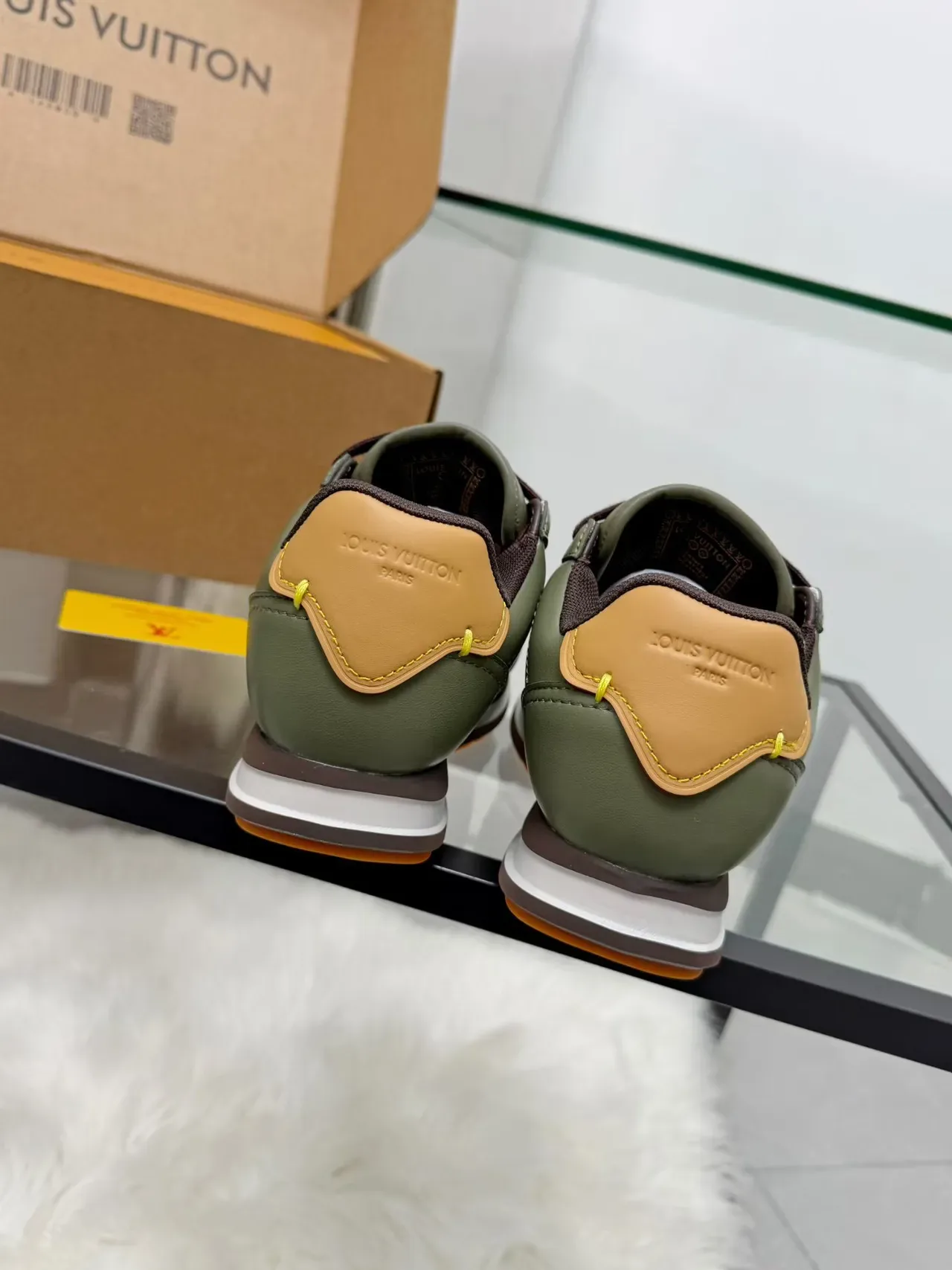 Louis Vuitton LV Trainer Vert Armée Marron Cuir Supérieur Monogramme Embossé Lifestyle 3