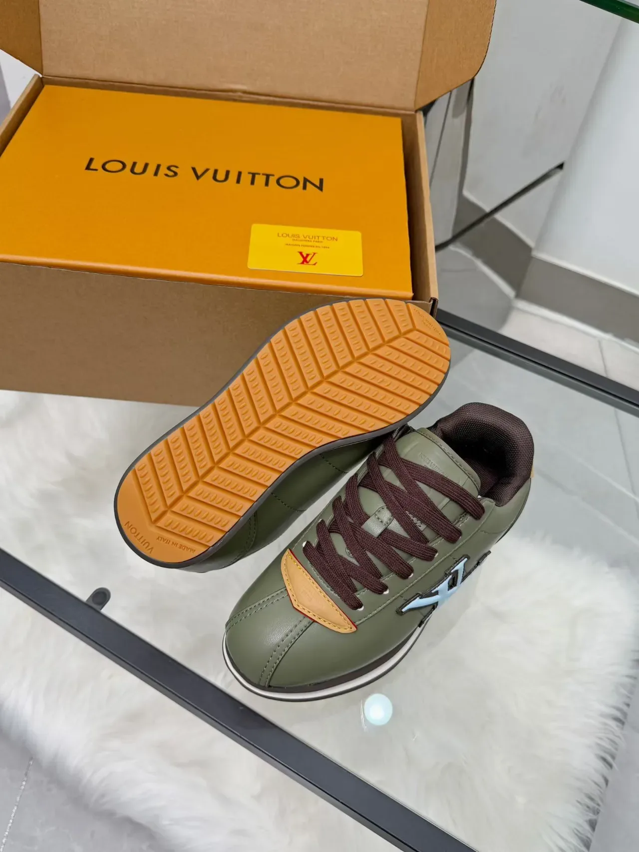 Louis Vuitton LV Trainer Vert Armée Marron Cuir Supérieur Monogramme Embossé Lifestyle 4