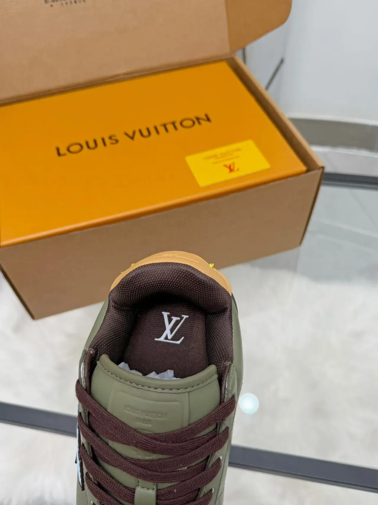 Louis Vuitton LV Trainer Vert Armée Marron Cuir Supérieur Monogramme Embossé Lifestyle 5