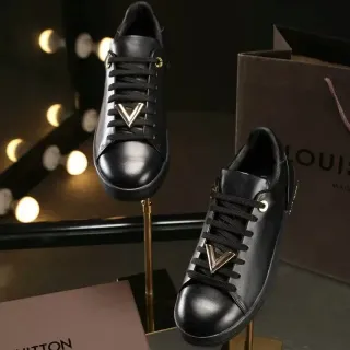 Louis Vuitton LV Trainer Cuero suave negro y dorado Hardware en forma de V invertida Zapatillas lifestyle