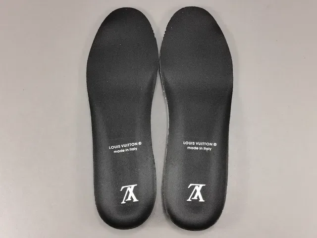 Louis Vuitton LV Trainer Sneakers Lifestyle Noires avec Appliqué Graphique 3