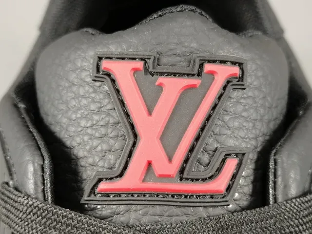 Louis Vuitton LV Trainer Sneakers Lifestyle Noires avec Appliqué Graphique 4