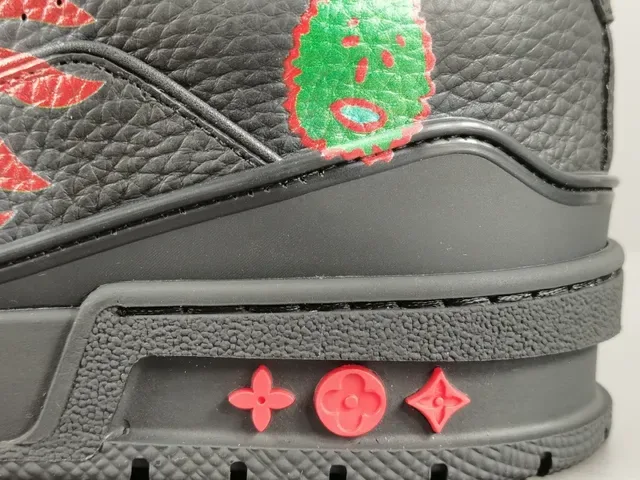 Louis Vuitton LV Trainer Sneakers Lifestyle Noires avec Appliqué Graphique 7